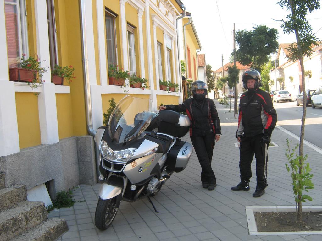 Hotel Base For Adventurers - Urban Guerrilla Negotin Exterior foto