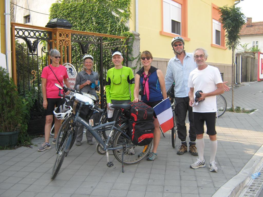 Hotel Base For Adventurers - Urban Guerrilla Negotin Exterior foto