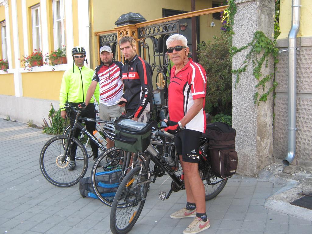 Hotel Base For Adventurers - Urban Guerrilla Negotin Exterior foto